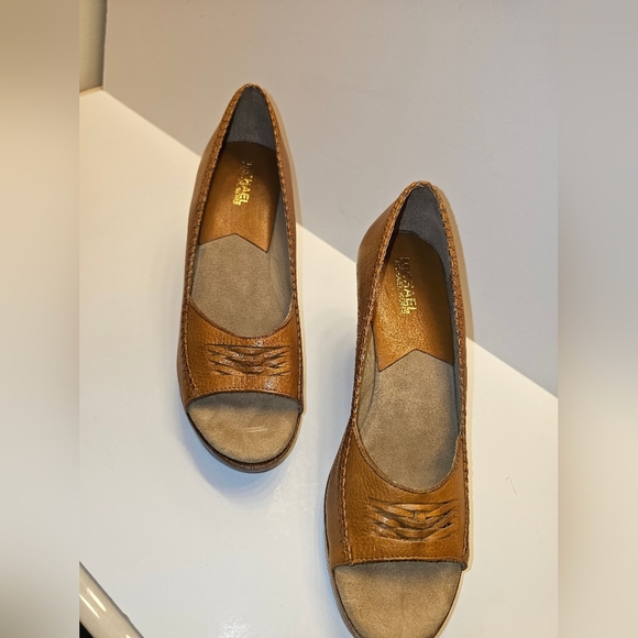 Michael Kors Elegant Tan Wooden Wedge Heels - Picture 2 of 9